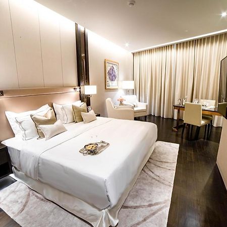 Ph Suites At Pavilion Bukit Bintang Kuala Lumpur Bagian luar foto A bedroom at the hotel