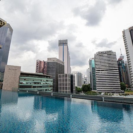Ph Suites At Pavilion Bukit Bintang Kuala Lumpur Bagian luar foto The swimming pool at the 33rd floor of the hotel