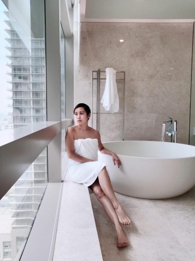 Ph Suites At Pavilion Bukit Bintang Kuala Lumpur Bagian luar foto A woman wrapped in a bath sheet